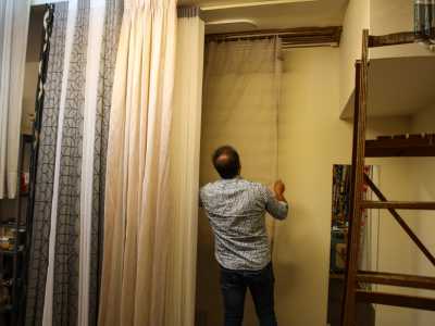 ...riproduce �artigianalmente� la stessa distanza tra suolo e soffitto della casa dei clienti, cos� da considerare l�altezza precisa e tagliare la stoffa della giusta misura